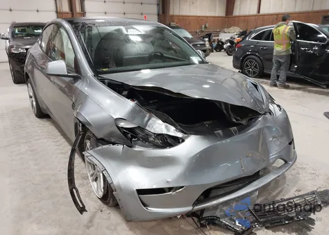 2024 Tesla Model Y Long Range Dual Motor All-Wheel Drive z USA, uszkodzony, nr VIN 7SAYGDEE8RA286933